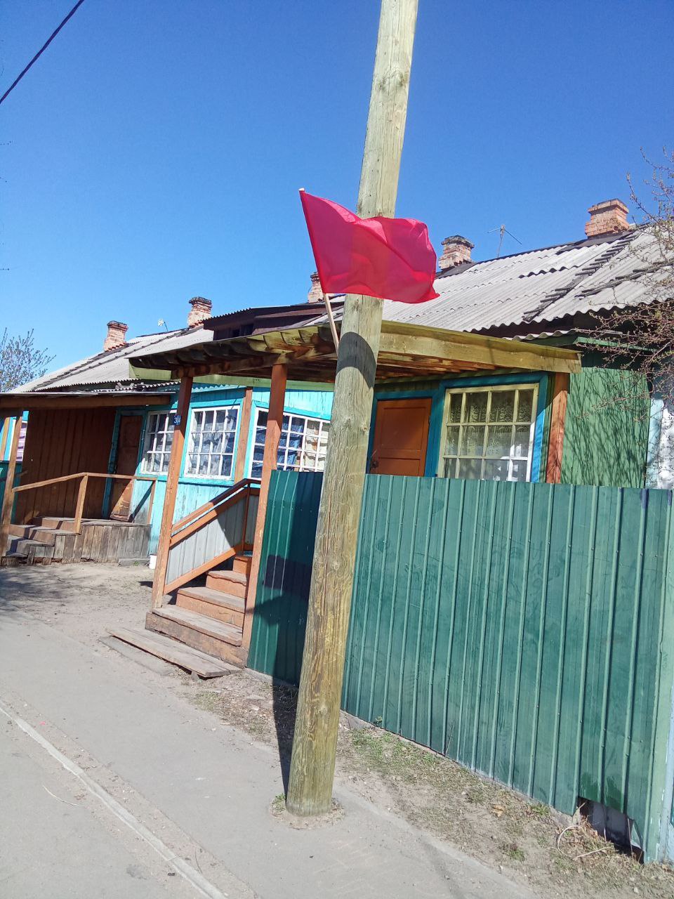 Администрация украсила улицы ко Дню Победы.